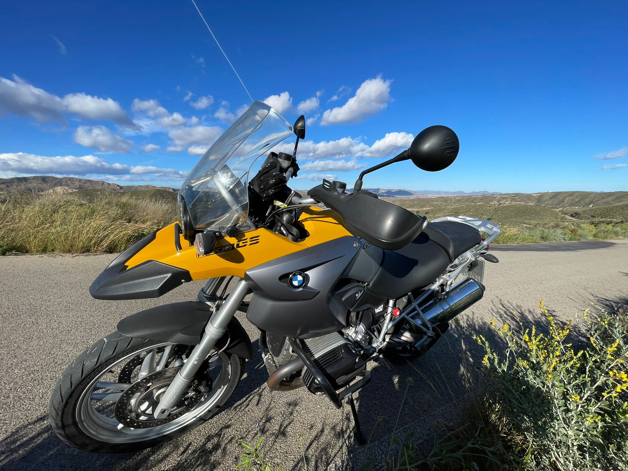 BMW Motorrad in andalusischer Landschaft